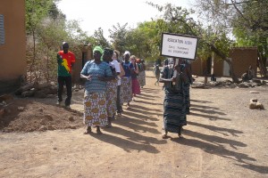 De tekst op het bord: Association Alida - Des femmes de Vouregane